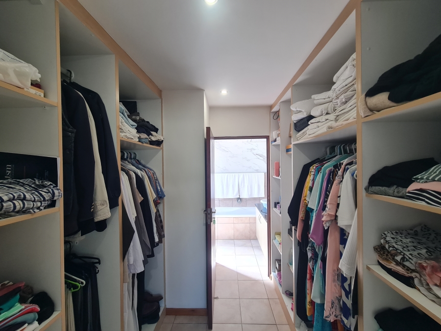 4 Bedroom Property for Sale in Mountainside Western Cape